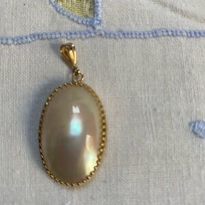 Elegant Gold and Mabe Pearl Pendant Necklace